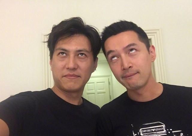 胡歌与靳东的合影, 跟时装周上的帅气造型有点不同!