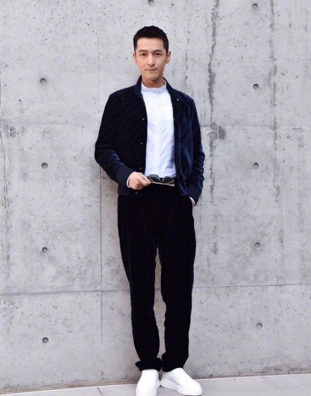 胡歌与靳东的合影, 跟时装周上的帅气造型有点不同!