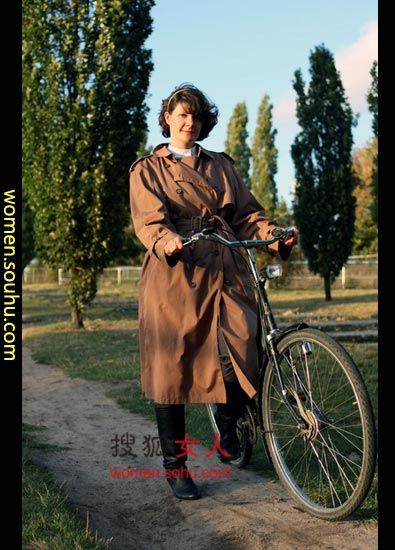 俄罗斯街拍 绚丽风衣大秀场